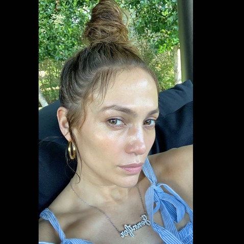 49-летняя Дженнифер Лопес выложила фото без мейкапа и фильтров