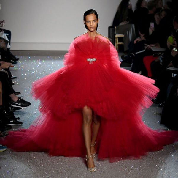 Джамбаттиста Валли ставит спину кутюр на ’80s выпускного платья