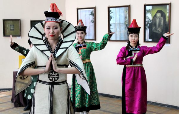 Открытие выставки и «праздник Белого месяца»