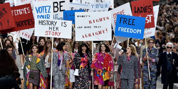 34 из самых запоминающихся моды Chanel Карла Лагерфельда показывают моменты