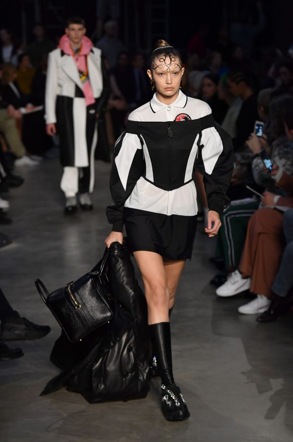 Джиджи Хадид Прогулки Ее Первое Шоу Burberry