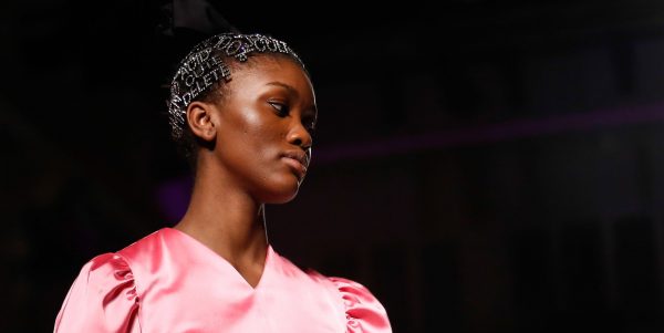 Симпатичные заколки, головные уборы и другие аксессуары из Лондонской Неделе моды