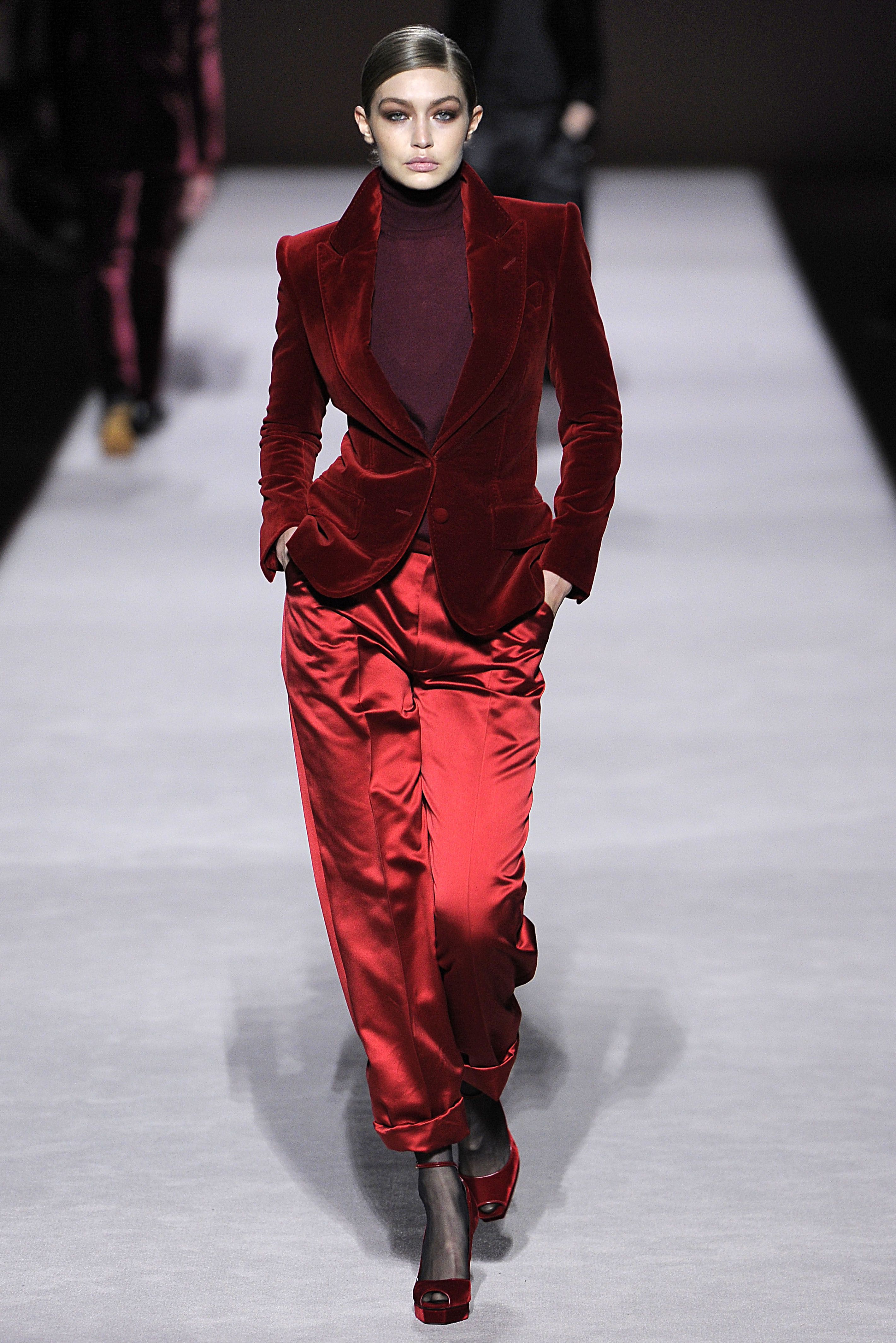 Красный бархатный костюм Gucci том Форд