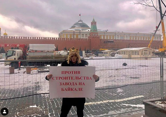 Зверев с короной на голове устроил одиночный митинг на Красной площади