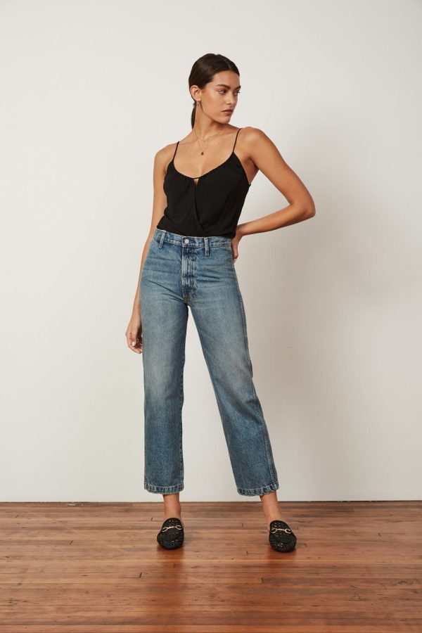 Эти прямые джинсы ноги были устойчивыми, не слишком широкие, и они жутко пахнут здорово?