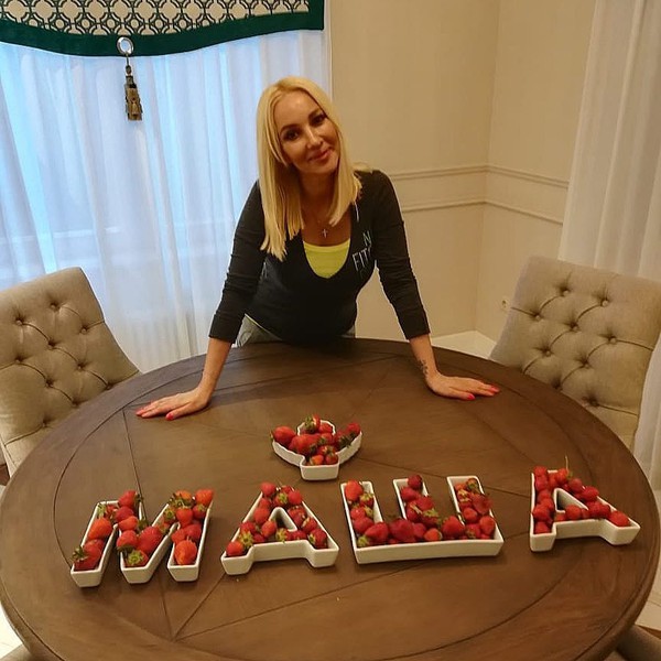 «Уже ползаем, стоим, у нас два зуба»: Лера Кудрявцева выложила снимок подросшей дочери
