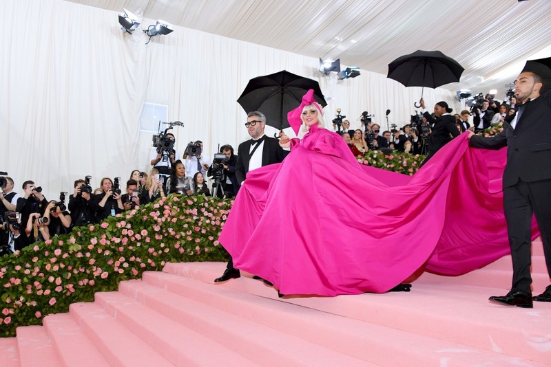 На Met Gala 2019 Леди Гага сменила четыре наряда за пять минут