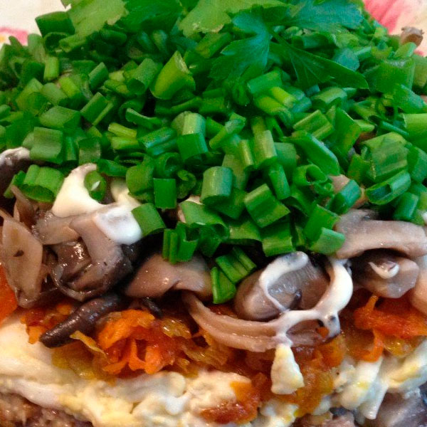 Грибной-салат-с-сельдью