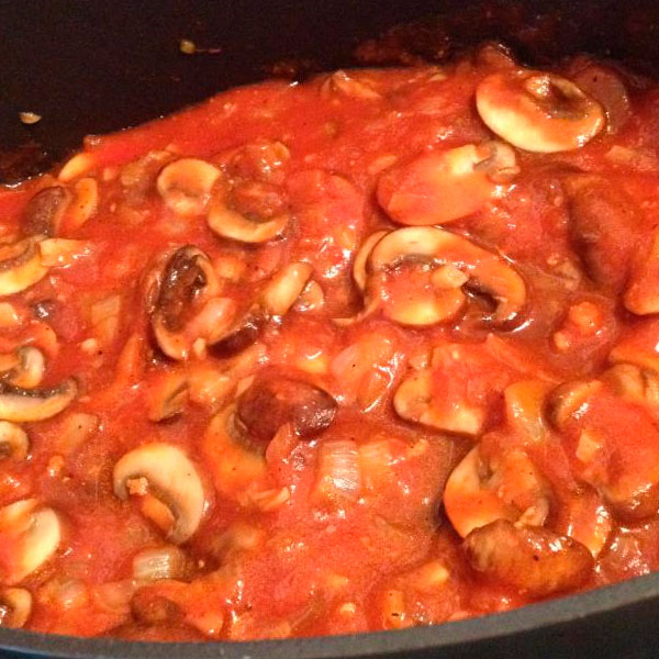 Грибной-соус-с-огурцами-и-помидорами