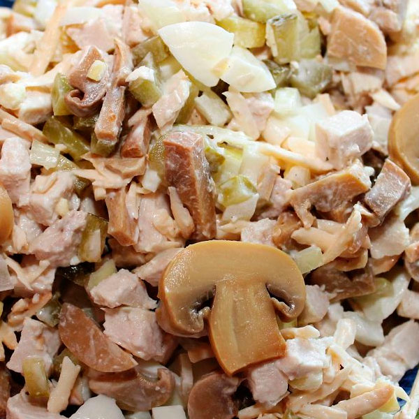 Салат-из-маринованных-грибов-с-яйцом