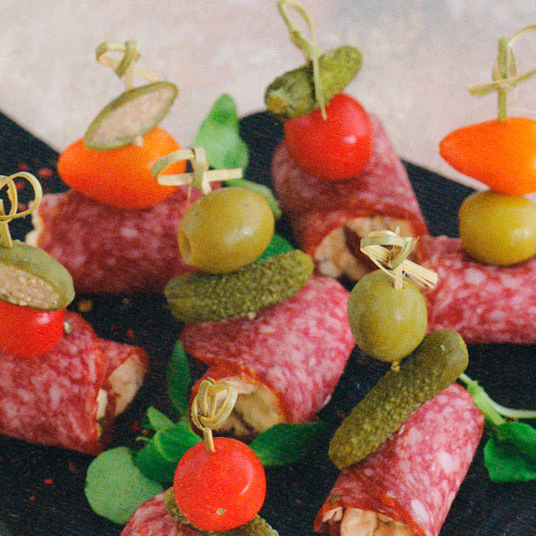 ЗАКУСКА ИЗ КОЛБАСЫ С МАСКАРПОНЕ И МАРИНОВАННЫМИ-ОГУРЧИКАМИ