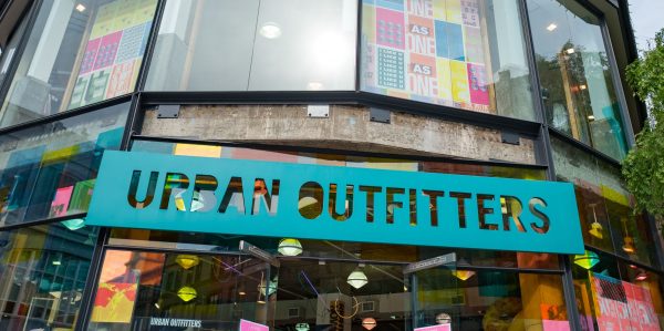 Городской Outfitters и лофт вступили в Аренда одежды игры