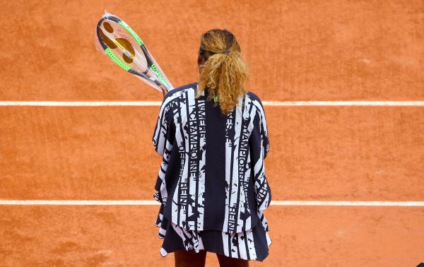 Обычай оff-Белый Серены Уильямс француз открыть наряд отправляет сообщение своим критикам