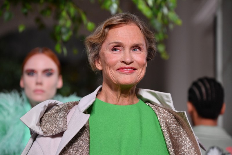 Первая супермодель, 75-летняя Лорен Хаттон досадно упала на подиуме во время показа Valentino