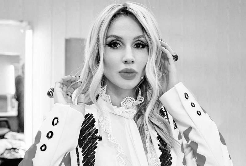 «Чем больше зал, тем сильнее я хромаю после»: Светлана Лобода показала черные от синяков колени