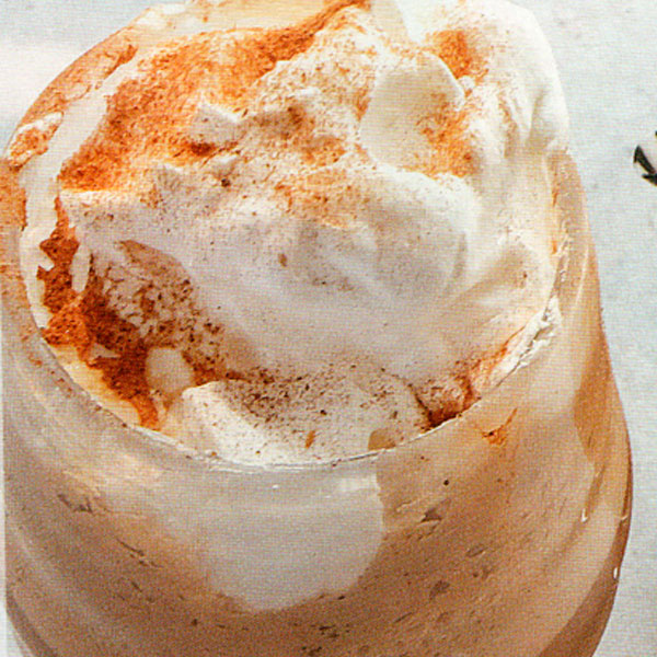 KOFE-FRAPPE-SO-L’DOM-I-VZBITYMI-SLIVKAMI