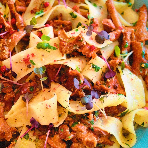 PASTA-S-LISICHKAMI-I-ZAPECHENNYM-CHESNOKOM