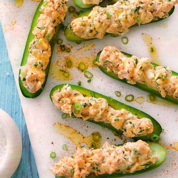 SALAT-IZ-OGURCOV-I-POMIDOROV-S-UKROPNYM-PESTO