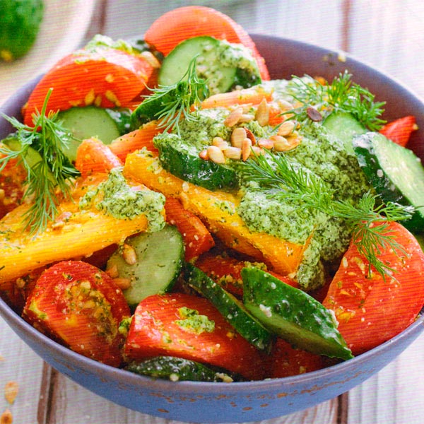 SALAT-IZ-OGURCOV-I-POMIDOROV-S-UKROPNYM-PESTO