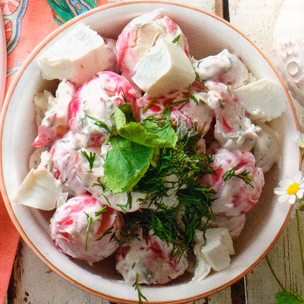 SALAT-IZ-REDISA—SO-SMETANOJ-I-BRYNZOJ