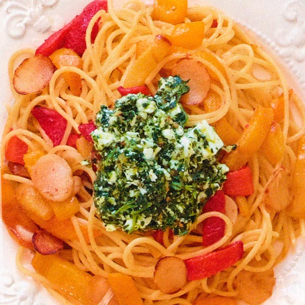 SPAGETTI-S-ZAPECHENNYM-PERCEM-I-PESTO-IZ-PETRUSHKI