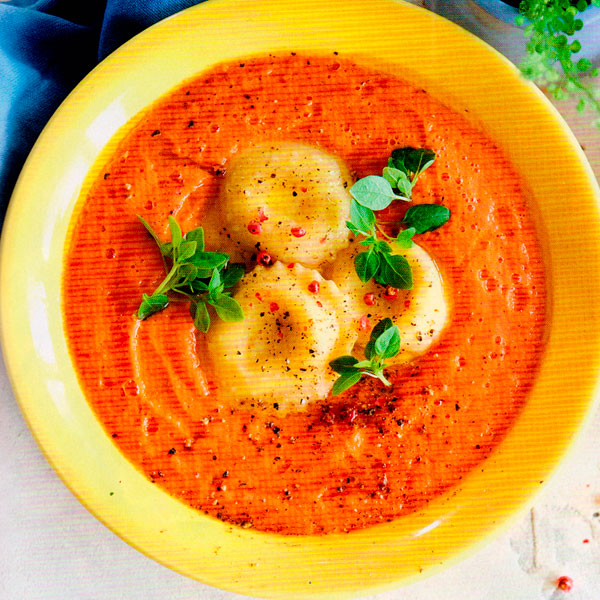 TOMATNO-PERSIKOVYI-SUP-I-RAVIOLI-S-RIKOTTOI