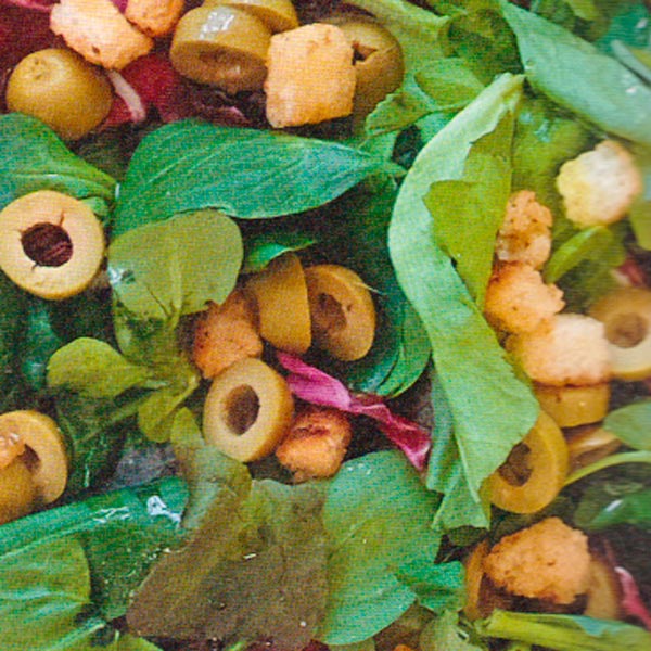 ZELENYJ-SALAT-S-CHESNOCHNYMI-GRENKAMI