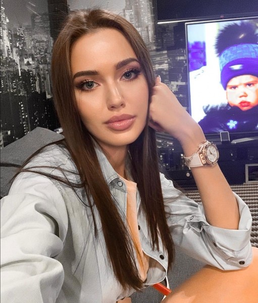 Перед сном беременная Анастасия Тарасова делает супругу массаж ног