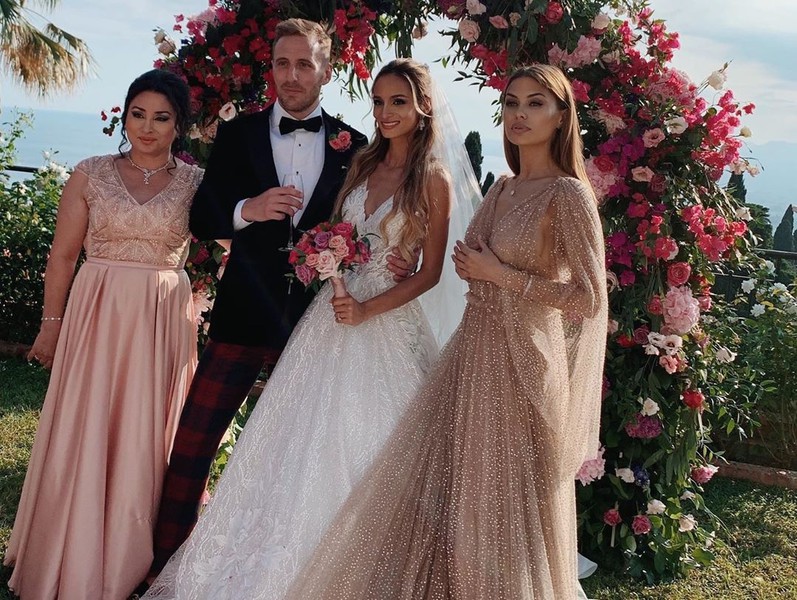 Даже в «прошлогоднем» платье Dior Виктория Боня чуть не затмила красотой невесту на свадьбе друзей