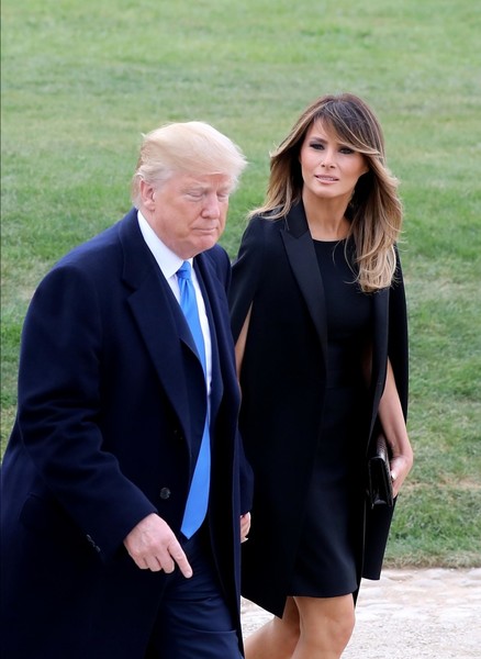 Мелания Трамп подверглась травле за то, что почтила память жертв 11 сентября в плаще, швы которого напомнили «башни-близнецы», протараненные самолетом