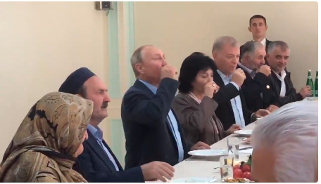 Путин во время поездки в Дагестан выпил стопку оставленную нетронутой во время поездки в Дагестан в августе 1999 года.
