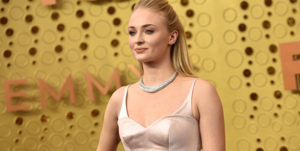 Все выглядит от 2019 Эмми красный ковер