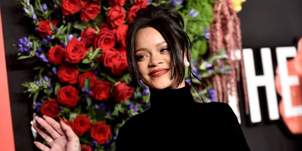 Все выглядит от пятой ежегодной Рианны Даймонд мяч