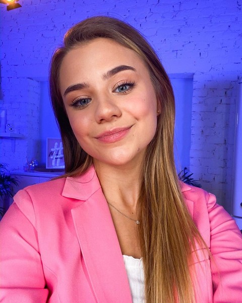 15-летняя блогерша Катя Адушкина рассказала, как неизвестный напал на нее с пистолетом ради шутки и лайков