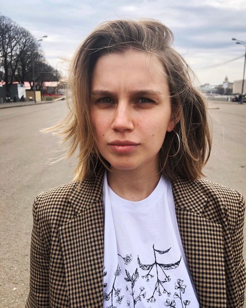 «Сменила кожу»: Дарья Мельникова пленяет изгибами тела в мини со змеиным принтом