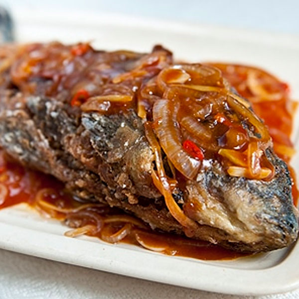 САЗАН, ЗАПЕЧЕНЫЙ С ОВОЩАМИ, ФРУКТАМИ И ЯГОДАМИ