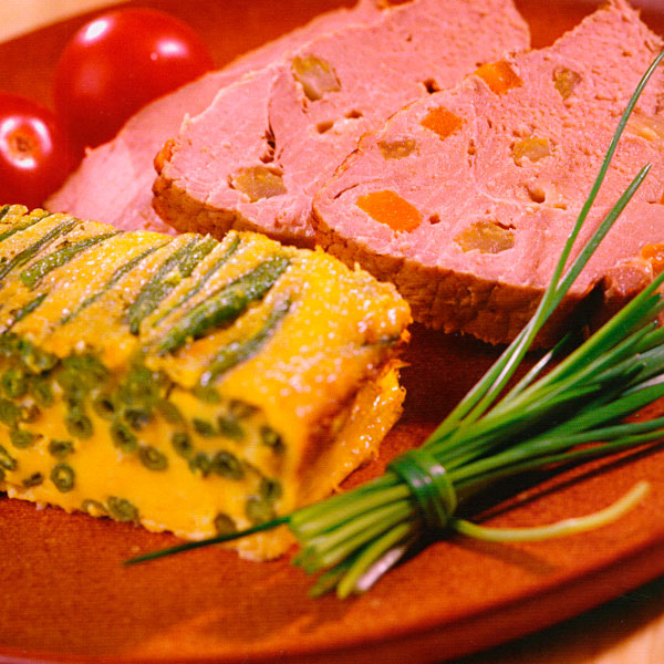 Свинина, нашпигованная овощами и сыром