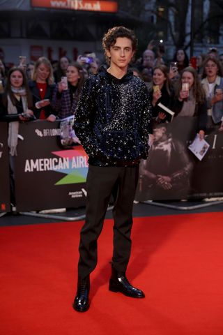 Тимоте Chalamet просто одета в блестящий балахон в Великобритании премьера ‘Король’