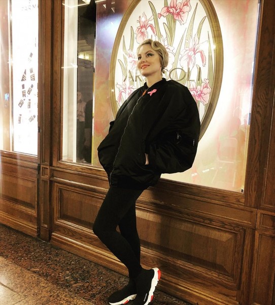 Рената Литвинова показала свое фото на обложке журнала 20-летней давности