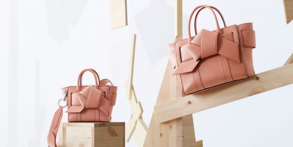 Акне студии и шелковицы укрепить свою дружбу с особым коллекции сумочек