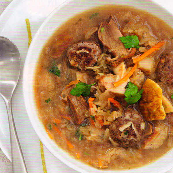 ЩИ ИЗ КВАШЕНОЙ КАПУСТЫ С ГРИБАМИ И МЯСНЫМИ ШАРИКАМИ
