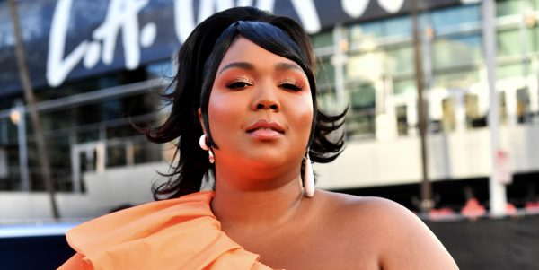 Все выглядит от 2019 американских музыкальных наград красный ковер