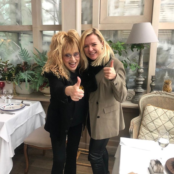 Алла Пугачева подчеркнула стройные ноги узкими брюками клеш