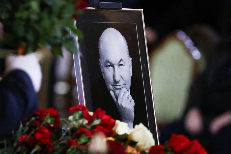 Владимир Путин, Константин Эрнст, Валерий Меладзе и другие поддержали Елену Батурину на церемонии прощания с Юрием Лужковым