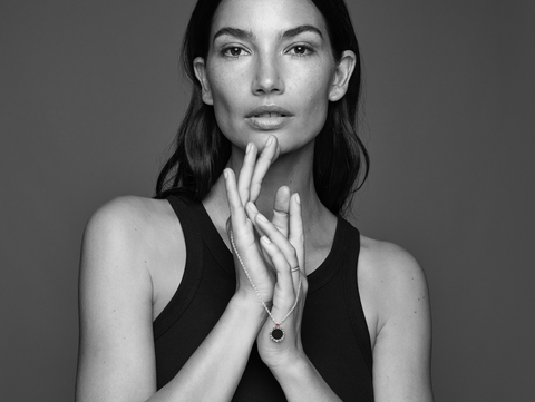 И Bulgari спасти детей праздновать 10 лет в партнерстве с новой ожерелье