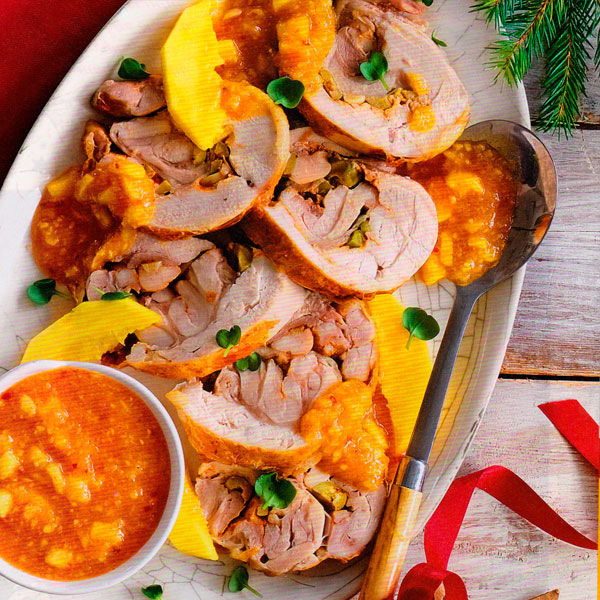 Куриный рулет с соусом из манго