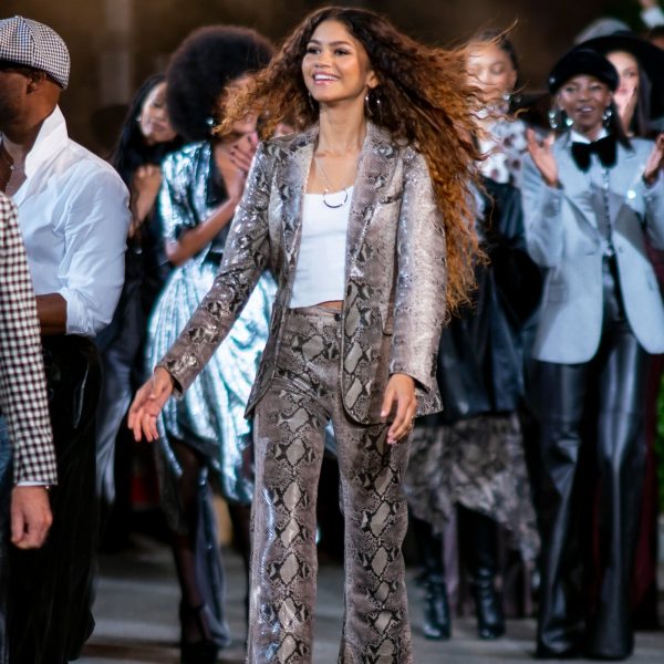 Руководство высокая девушка в уютный торговый погода