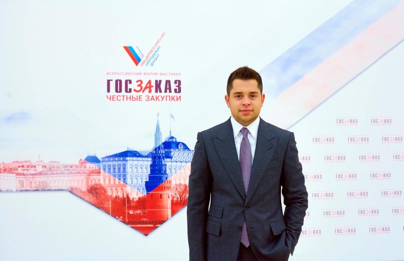 СМИ: отец сына Анны Седоковой женился на 23-летней участнице «Голоса», родившей ему двойню