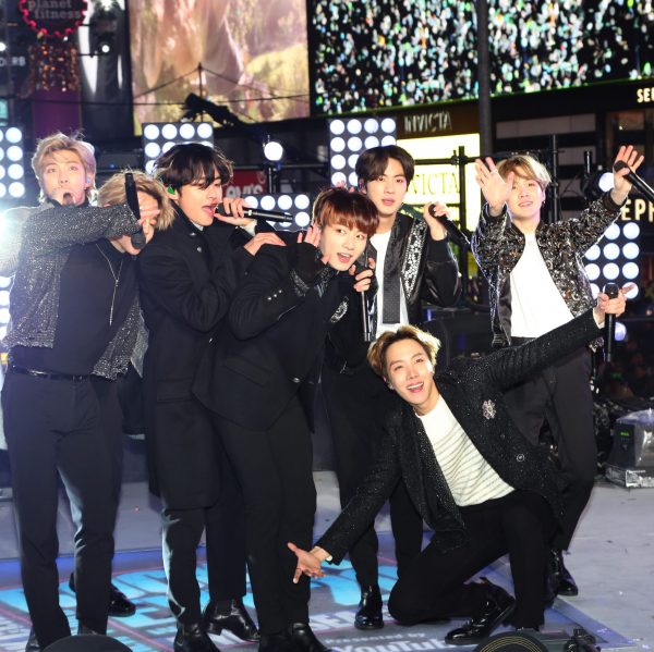 БЦ показала Ева лучший новогодний мужской одежды на их концерте на Таймс-Сквер