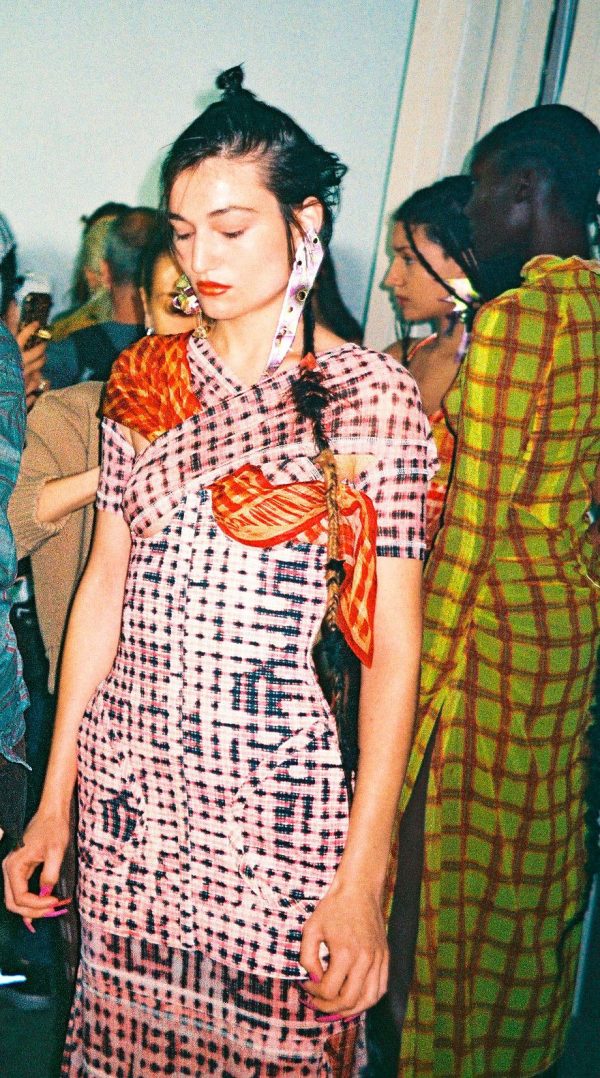 Шарлотта Ноулз Знает, Что Лежит Под